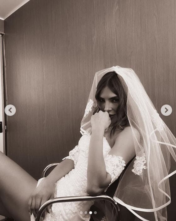 La también presentadora lució este deslumbrante minivestido blanco 'strapless'. El detalle de los hombros caídos es de encaje.
<br>