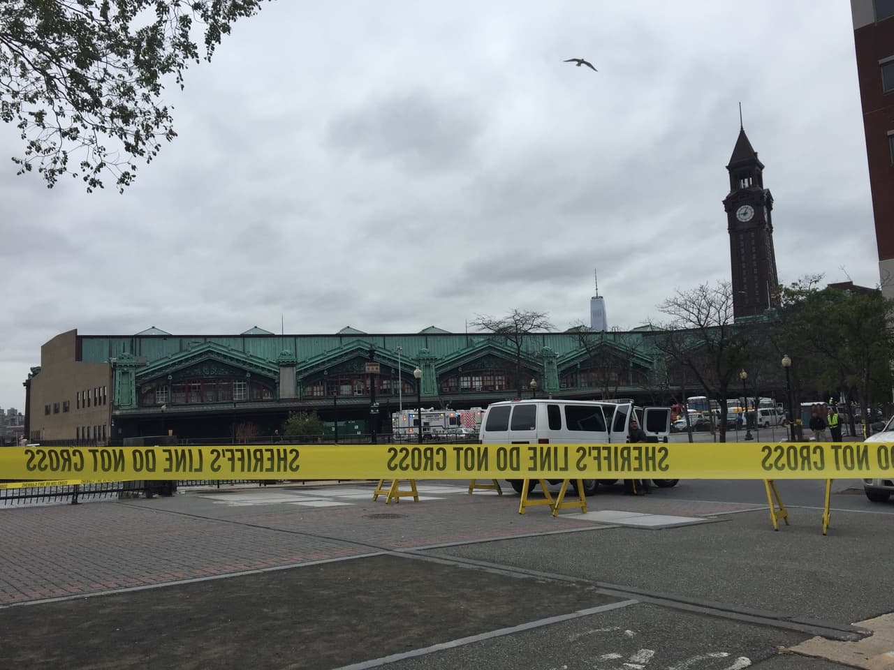 Tras la conferencia de prensa de los gobernadores de Nueva Jersey y Nueva York, Chris Christie y Andrew Cuomo, las autoridades trabajaban en los alrededores de la estación de trenes de Hoboken, Nueva Jersey.