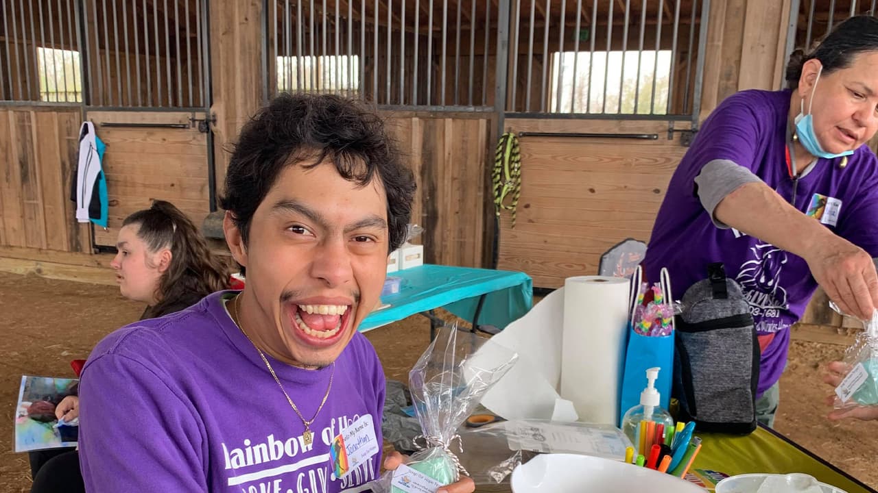 Cada uno de los estudiantes cuenta con su equipo, crea y personaliza su jabón.