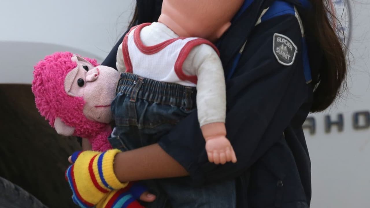 ICE admite que cientos de niños inmigrantes fueron retenidos más tiempo del permitido, según reporte