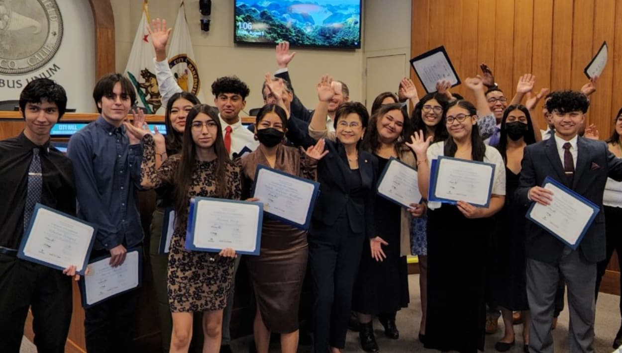 Bakersfield solicita estudiantes: Aplica para ser becario en verano