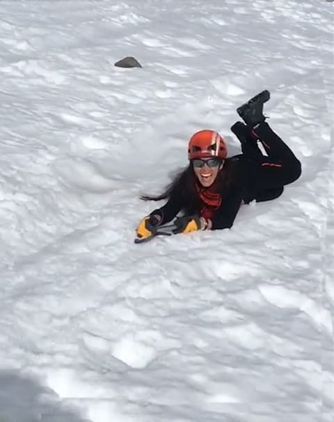 La actriz resbaló por la nieve, pero gracias al previo entrenamiento que tomó con los expertos supo reaccionar a tiempo para no caer al precipicio.
<br>