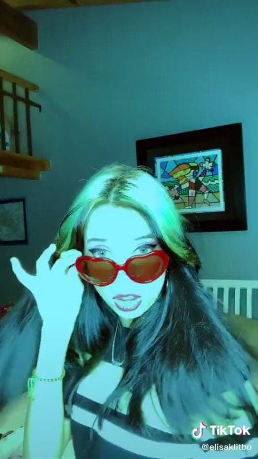 La villana de la telenovela 'El privilegio de amar' agregó el 'hashtag' "Verde mota" en la publicación, color con el cual Elisa tiene teñido parte de su cabellera.
<br>