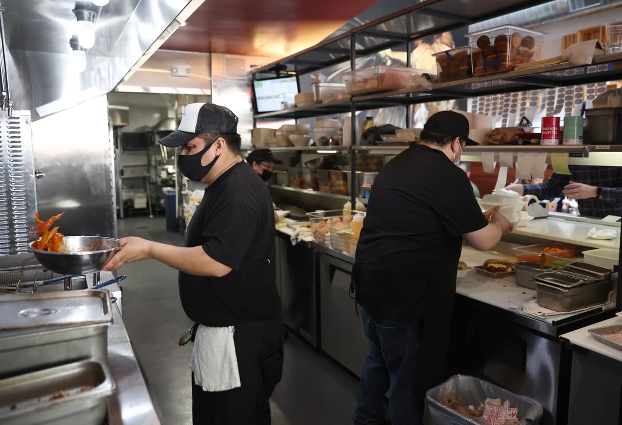 Las alitas de pollo son un refrigerio muy popular entre los aficionados del futbol americano.
<br>