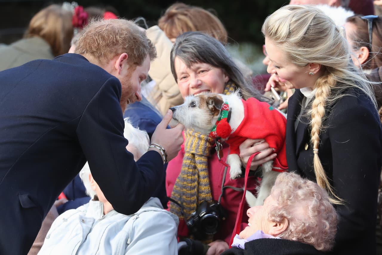 "Esta decisión está en línea con el precedente establecido previamente por otros miembros de la familia real, y
<b><a href="https://www.univision.com/entretenimiento/realeza/la-reina-isabel-ii-podria-estar-disgustada-con-kate-middleton" target="_blank">cuenta con el apoyo</a></b> de su majestad, la reina".
<br>
