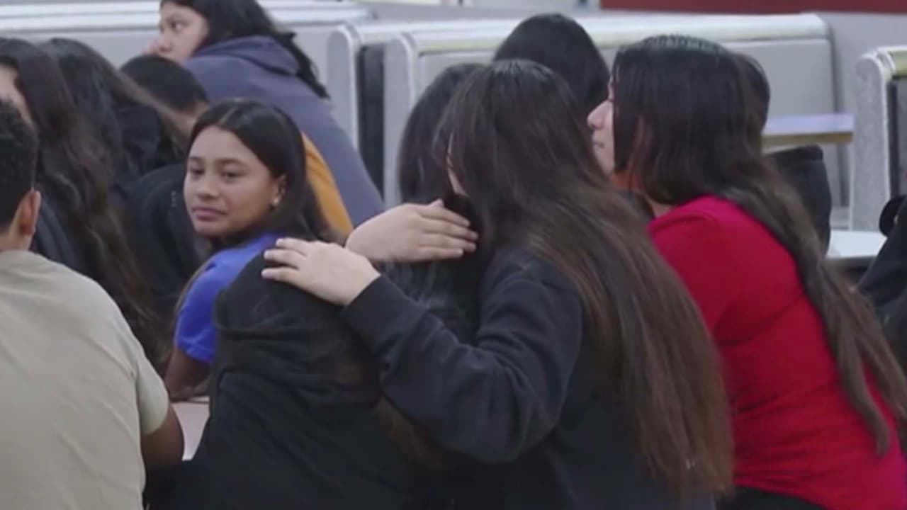 Sus compañeros y amigos, junto con maestros y el distrito escolar,
<b>organizaron una ceremonia para recordarlos.</b>