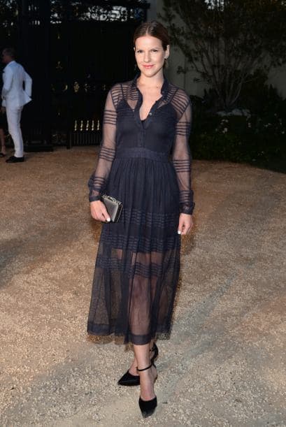 Brilla con colores lisos. Un ‘dress’ en tono negro y con transparencias te hará ver súper elegante.