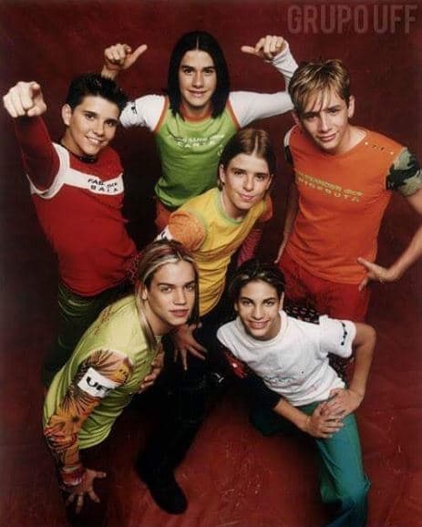 Alexander, Fabio, Rawy, Jean, José y Marcos conformaron Uff. Se presentaron por primera vez en 1998 y lanzaron 3 discos entre los años 2000 y 2003.