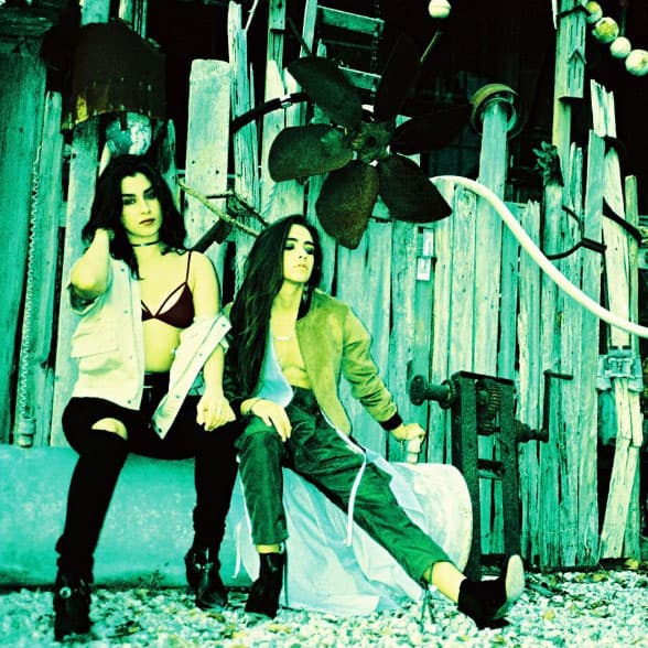 Jauregui ha sido atacada en redes sociales por sus fotografías, y una en especial donde se ve que besa a otra chica, quien supuestamente es Lucy Vives.