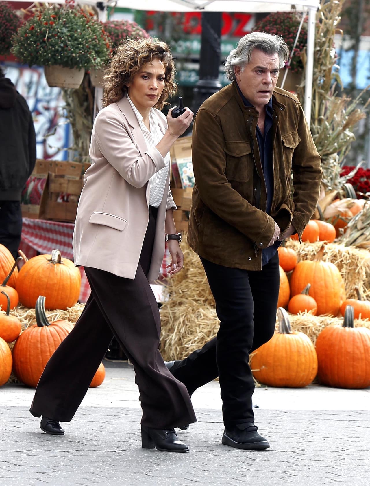 Utiliza pantalones acampanados y enormes abrigos.