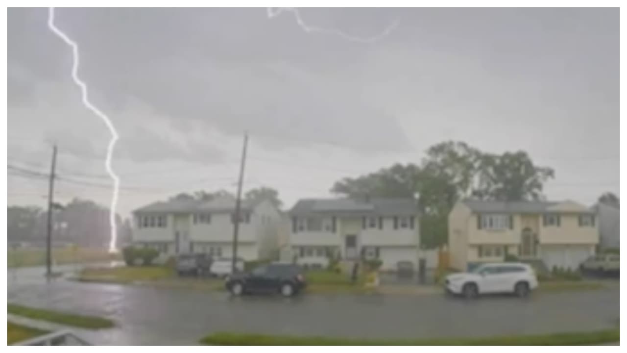 Un hombre es alcanzado por un rayo en un campo de fútbol
