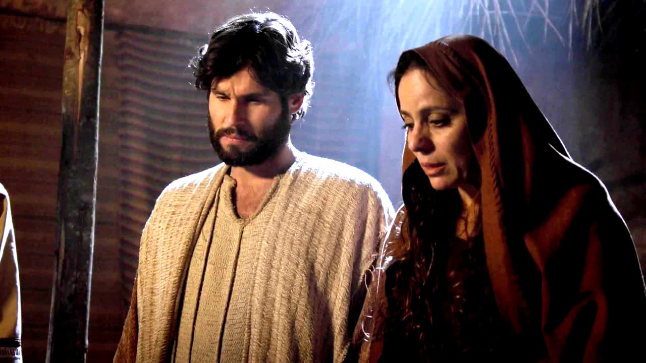 Uno de sus primeros milagros sucedió en medio de una celebración que estuvo en riesgo. María le pidió ayuda a Jesús para que la boda de sus amigos no tuviera un mal futuro por la falta de vino. Ante la petición, el hijo de Dios 
<b>convirtió el agua en vino</b>.