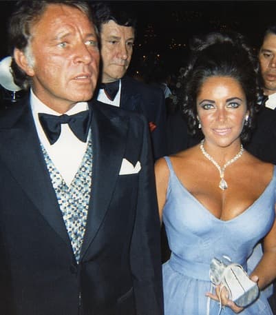 Quizá la relación más famosa de este tipo en el siglo XX, fue cuando Elizabeth Taylor y Richard Burton se conocieron cuando filmaban la monumental 'Cleopatra' en Roma. Fue un escándalo a nivel internacional y los años 60's son sinónimos de esta pareja, que se divorció en 1973 y volvieron a casarse en 1974 solo para divorciarse un año después. Sin embargo, siempre fueron importantes uno en la vida del otro.