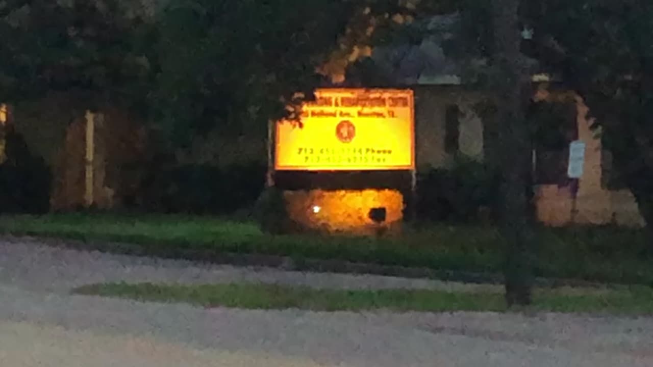 En total 57 miembros del centro, entre pacientes y personal, están siendo monitoreados por las autoridades de salud.