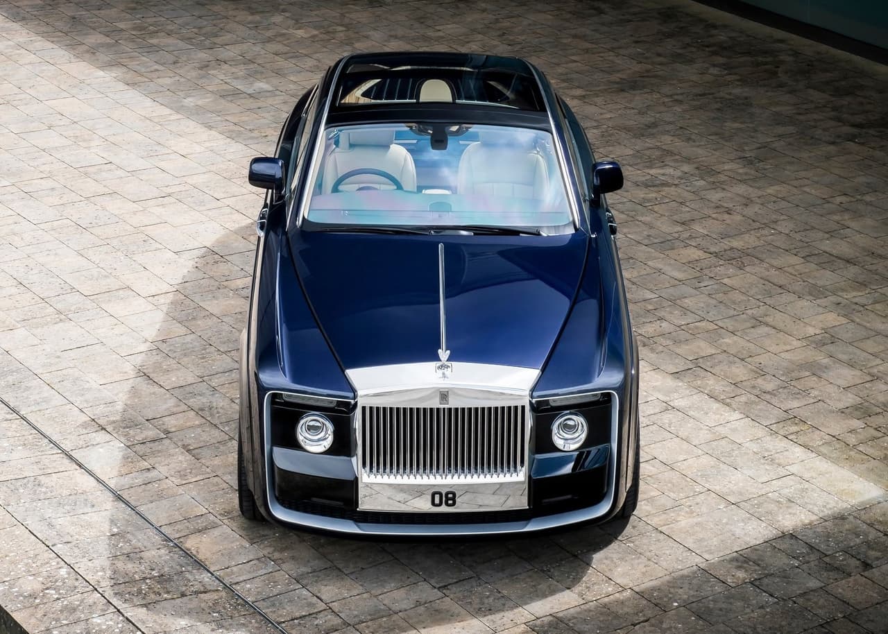 <h3 class="cms-H3-H3">3. Rolls-Royce Sweptail</h3>
<br>
<br>
<b>Precio: </b>13 millones de dólares
<br>
<br>El Rolls-Royce Sweptail es un enorme gran turismo de dos puestos, diseñado y construido en exclusividad para un cliente de la marca, cuya identidad Rolls-Royce ha mantenido anónima. En lugar de asientos traseros hay una enorme y hermosa repisa de madera con bordes iluminados que incluye un estante para sombreros y lugar para descansar maletas de equipaje. La madera de ébano Macassar que adorna varias secciones de la cabina ha sido trabajada a mano para adornar el salpicadero y otras secciones del interior del Rolls-Royce Sweptail de una manera que es clásica y moderna a la vez. La cercanía visual del Rolls-Royce Sweptail con los modelos de la familia Phantom VII (Phantom, Phantom Coupe y Drophead Coupe) es innegable.