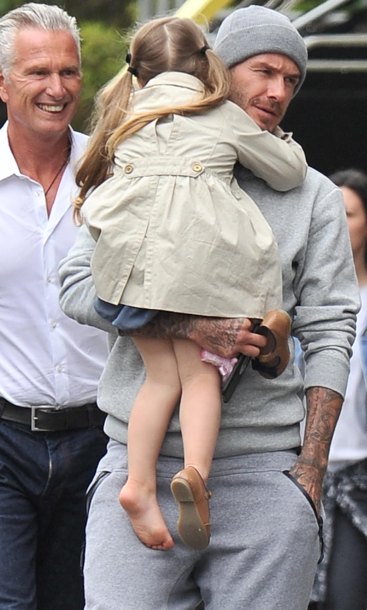 Sin duda para el ex futbolista no es ningún problema cargar a su hija, es más lo disfruta al máximo.