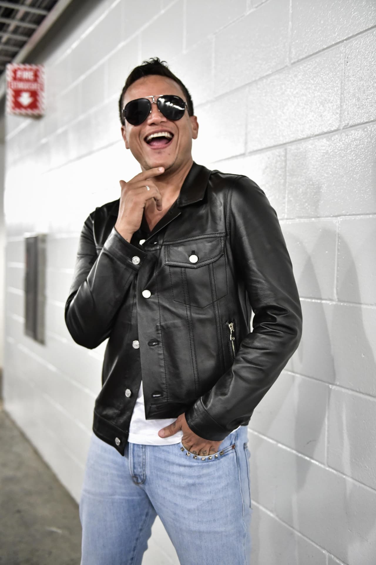 <b>Antes y después de subir al escenario, <a href="https://www.univision.com/shows/premio-lo-nuestro">Silvestre Dangond </a>trata de beber mucha agua: </b>"porque pierdo como 1 kilo en cada concierto, pero después del concierto me repongo con una carnita, pollito y si miro mal parqueado un carbohidrato también le meto mano”.
<br>