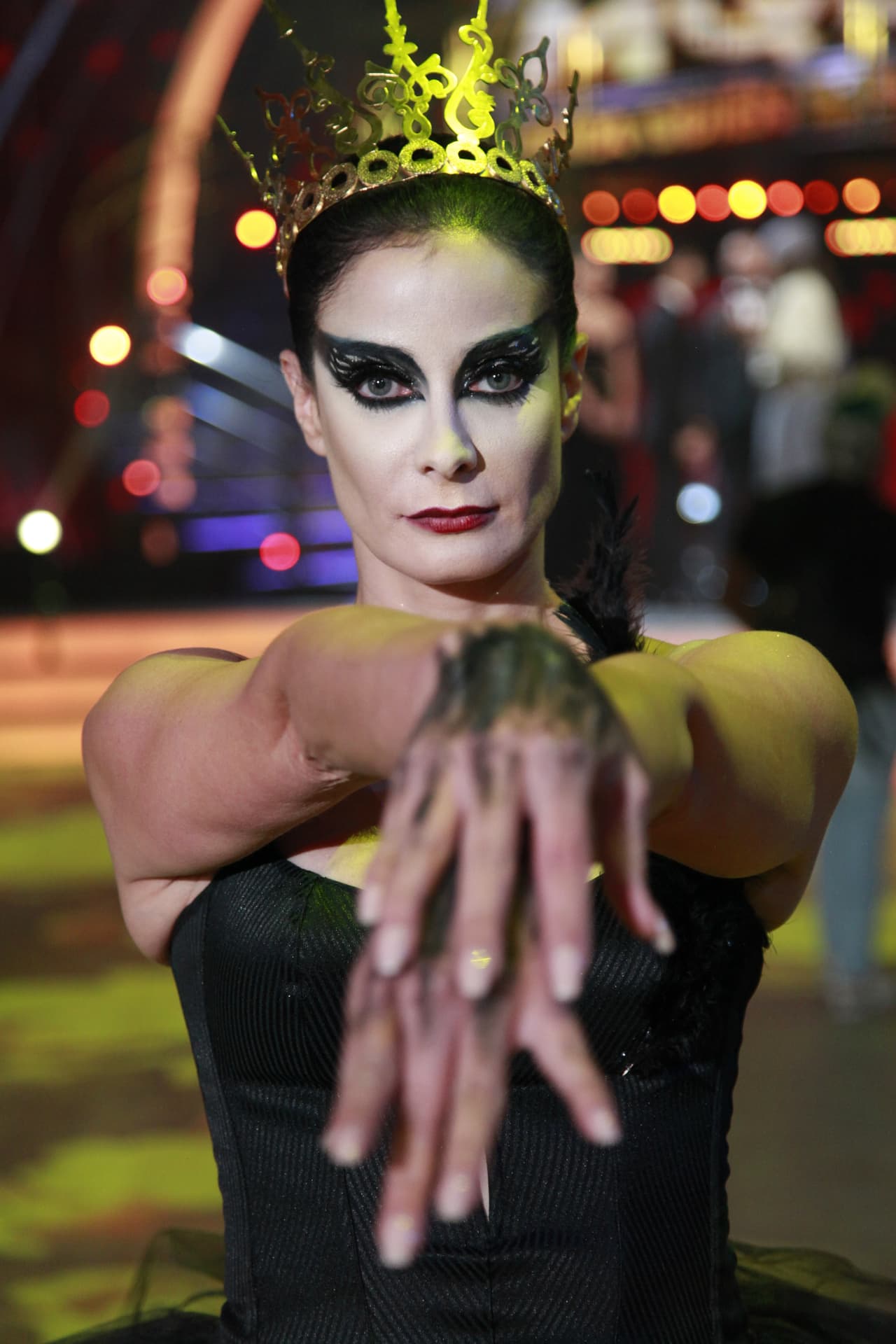 Dayanara Torres interpretó a un elegante cisne negro.