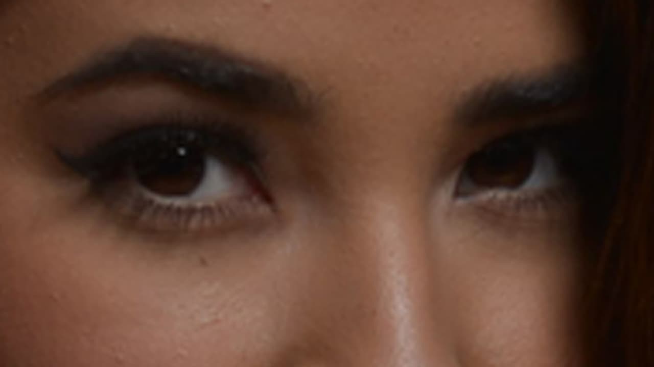 Esta mirada tan linda es de una joven cantante que ha triunfado siendo tan joven.