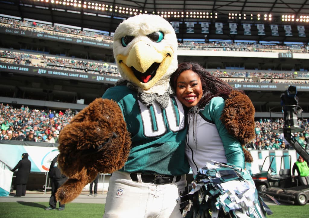 Swoop es la mascota que se encarga de animar a las Philadelphia Eagles.