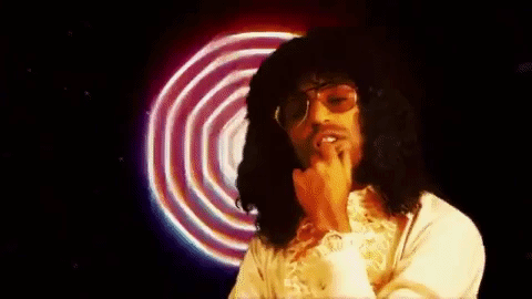 Mientras que Arcángel también eligió una peluca, pero de cabello largo, y pantalones acampanados.