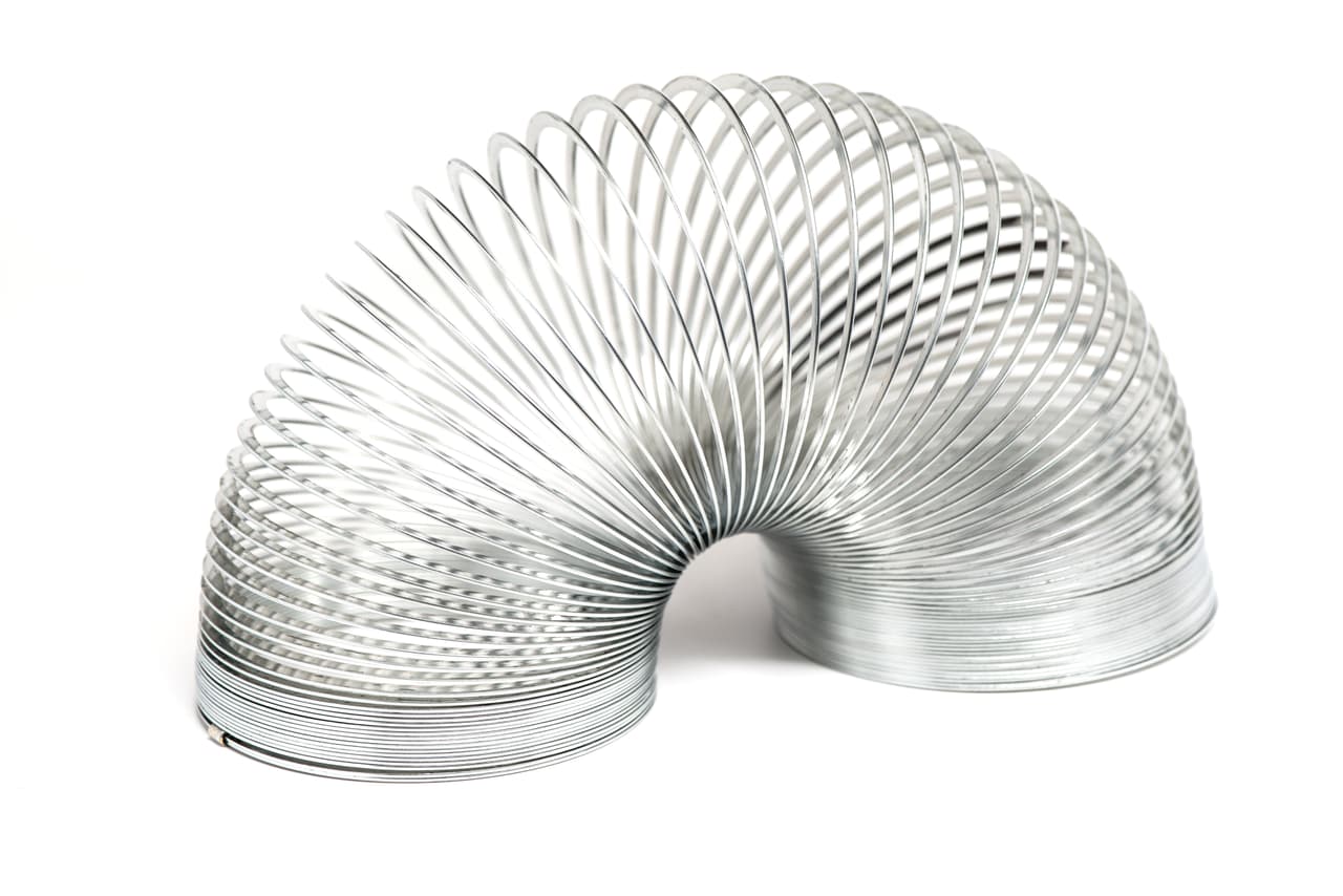 <h3 class="cms-H3-H3">20. Slinky</h3>
<br>
<br>En 1943, el ingeniero naval Richard James intentaba desarrollar un mecanismo de resorte que pudiera absorber el impacto del mar y estabilizar los instrumentos sensibles a bordo de los barcos. 
<br>
<br>Mientras trabajaba, James golpeó accidentalmente un resorte de un estante. Para su sorpresa, el resorte pareció descender de una pila de libros, a una mesa, al suelo. Al darse cuenta del potencial del resorte para interesar a los niños, James modificó la composición de acero hasta que desarrolló el Slinky.
<br>