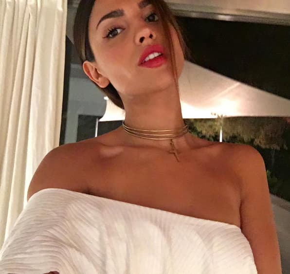 Siempre está en tendencia; en verano lució looks muy veraniegos con los hombros al descubierto. 
<br>