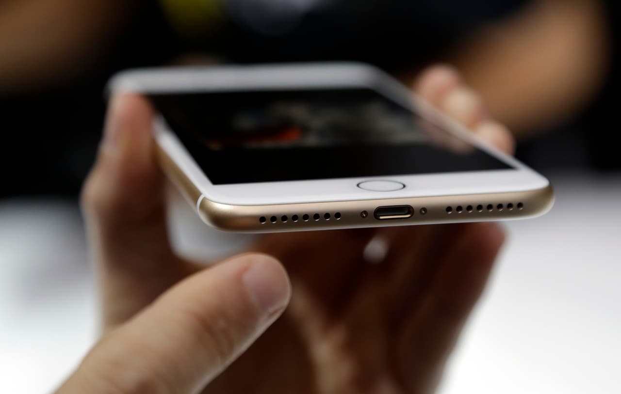La aparición de este teléfono implicó la desaparición del puerto para audífonos de 3,5 mm.