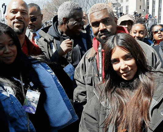 Kim Kardashian y su marido, Kanye West- quien apareció con el cabello rubio platinado- marcharon en Los Ángeles, apelando por el control de armas.