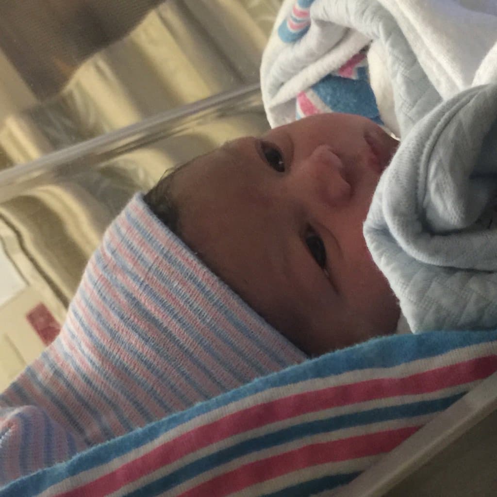 ¡Qué mirada más tierna! El chiquitín abrió los ojos.