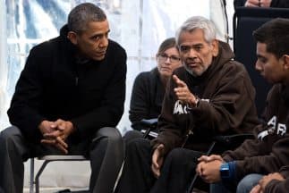 29 de noviembre de 2013. El presidente Barack Obama visita a Eliseo Medina durante la huelga de hambre de 22 días por la reforma migratoria en la explanada del Capitolio, Washington DC.