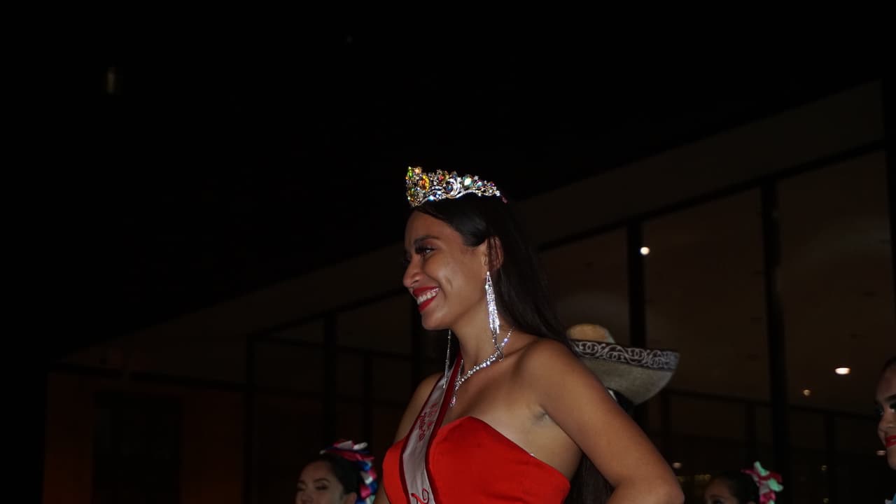 La segunda princesa, mostraba una gran sonrisa de haber sido seleccionada.