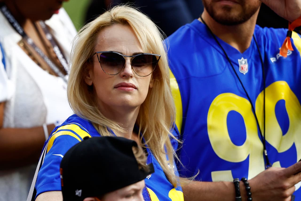La actriz Rebel Wilson tampoco quiso perderse el Super Bowl.