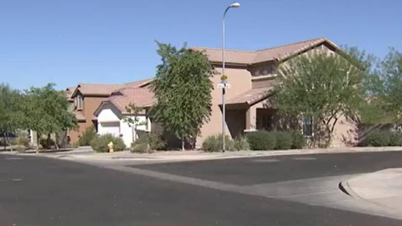 <b>No anuncie su ausencia:</b> Si planea estar ausente durante las vacaciones, haga que su casa parezca ocupada. Utilice temporizadores para luces, radios y televisores para crear la ilusión de que hay alguien en casa.