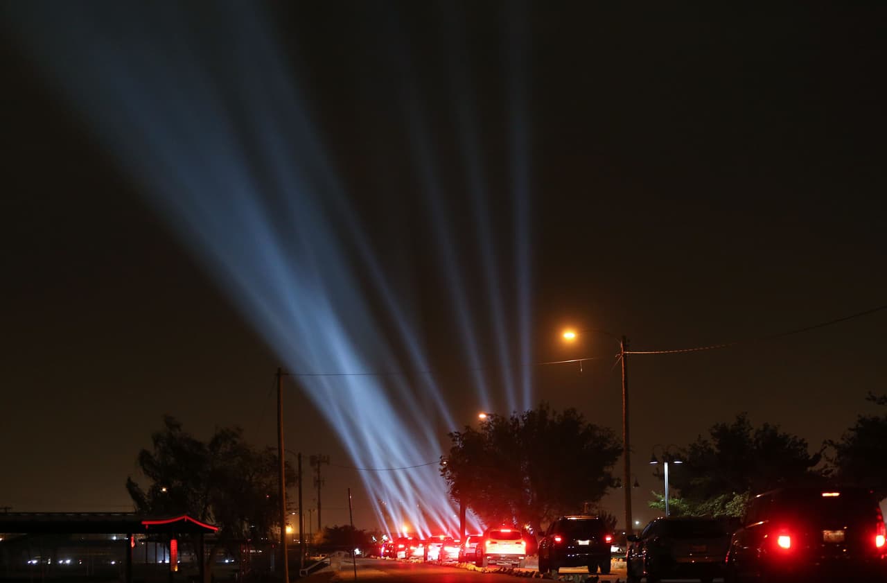 La noche del 2 de agosto se encendieron veintitrés luces apuntando hacia el cielo de El Paso. 
<br>