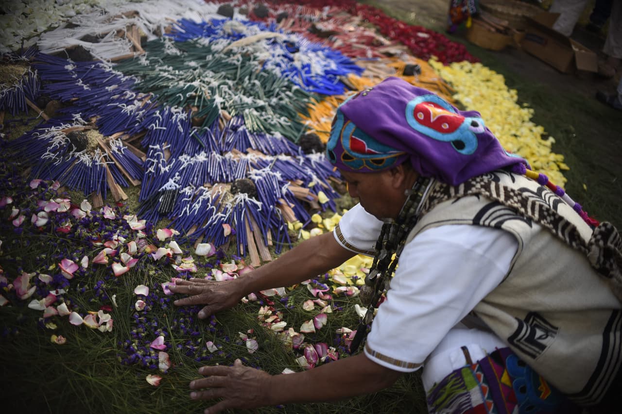 En algunos rituales se prepara una ofrenda de flores en el suelo, para los dioses mayas, incluyendo a Kin - el Sol.