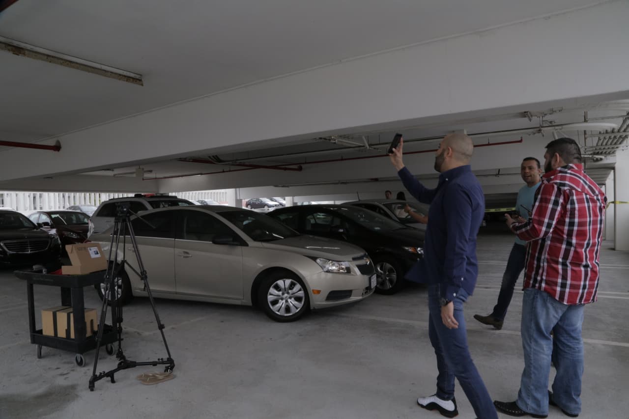 El Compa Ivan siempre en su celular saludando a sus fanaticos.