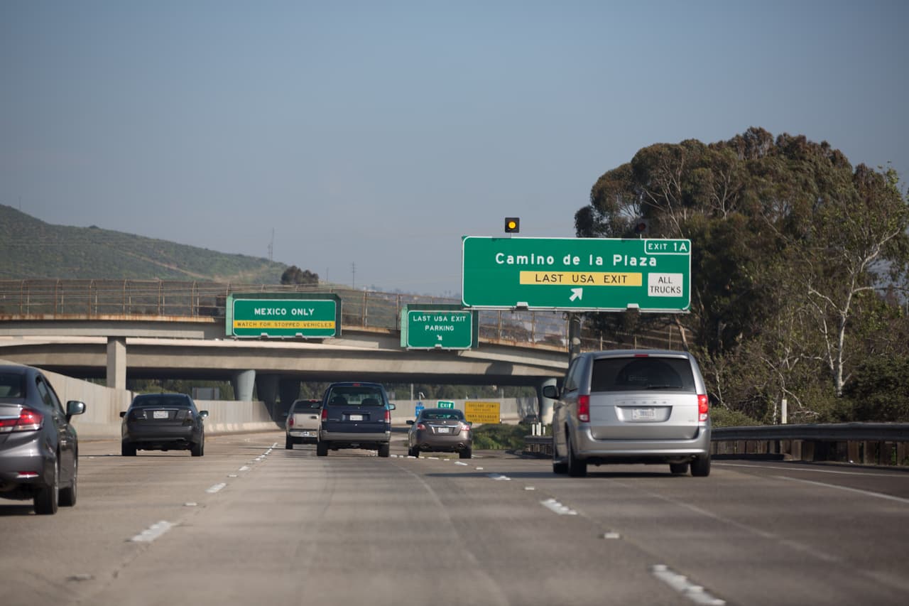 El carro tiene rejas por dentro y cristales polarizados. Si uno no se fija en la matrícula, que dice DHS, luce como un auto cualquiera. Toma el desvío de la última salida de Estados Unidos y se dirige a la frontera entre San Diego (EEUU) y Tijuana (México). Almudena Toral/Univision Digital
<br>
