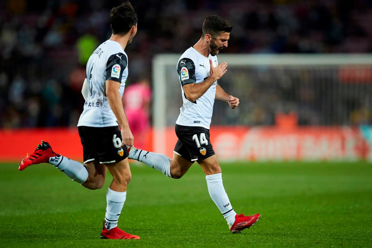El Barcelona se lleva el triunfo sobre el Valencia con marcador 3-1, durante la novena jornada en La Liga. José Luis Gayá ponía arriba a los 'Chés' al minuto 5', pero Ansu Fati (13'), Memphis Depay con un penalti (41') y Philippe Coutinho (85') le dieron la victoria al equipo dirigido por Koeman.