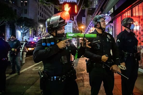 Los oficiales de LAPD utilizaron armas no letales para dispersar a los grupos más violentos en el área.