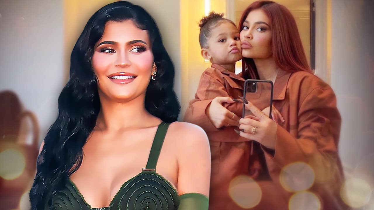 Más tarde, ya con una carrera como empresaria y modelo, Jenner debutó en la maternidad el 1 de febrero de 2018, cuando nació Stormi, producto de su relación con el rapero Travis Scott.