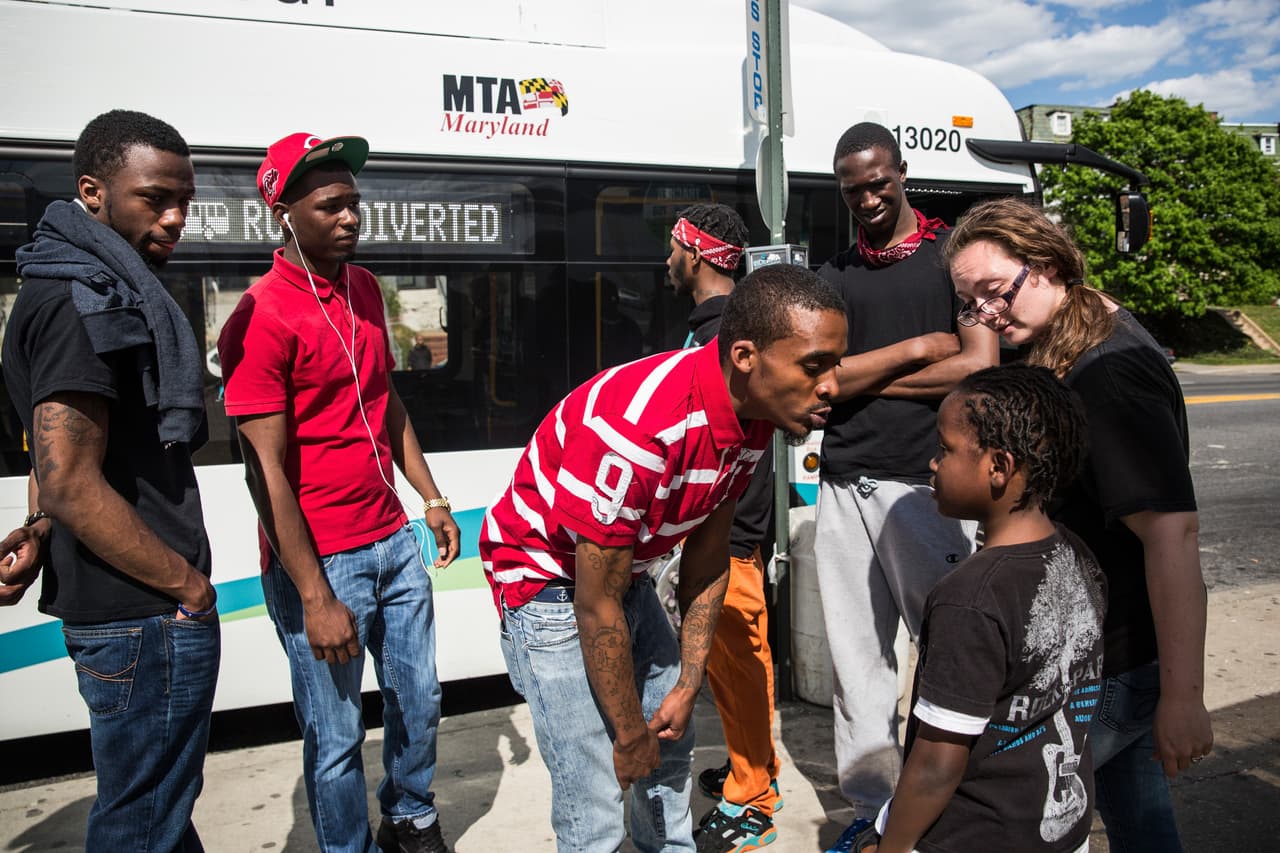 16 heridos por choque de autobús contra dos autos y un edificio de apartamentos en Baltimore