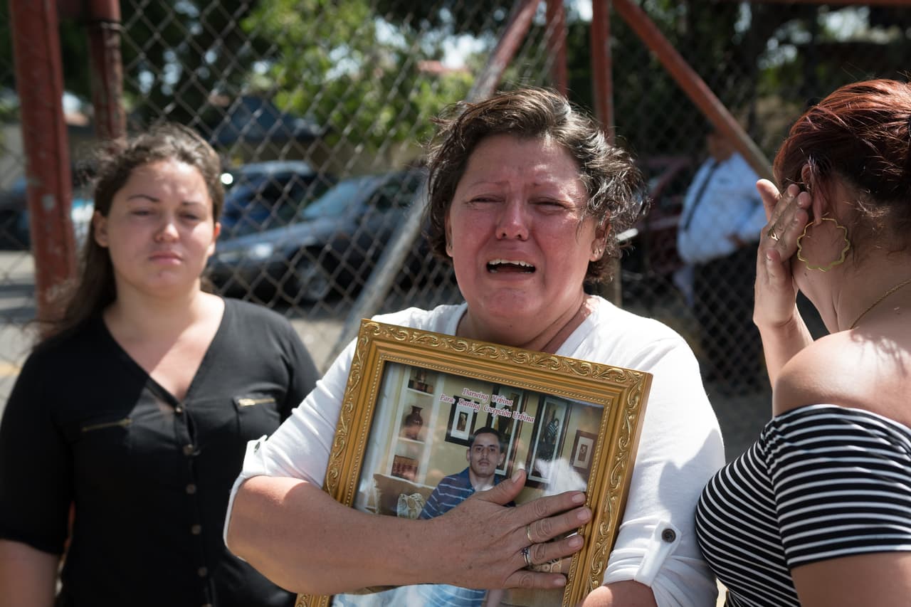 La primera en perder a su hijo. Darling Urbina supo que su hijo había sido asesinado a través de un video que un familiar subió en las redes sociales. Darwin Urbina fue el primer muerto de la masacre de abril. Cayó en las inmediaciones de la Universidad Politécnica de Nicaragua (UPOLI) la noche del 19 de abril, cuando la Policía Nacional y las turbas del gobierno reprimieron este bastión universitario que plantó cara al régimen Ortega-Murillo. El joven de 29 años no era estudiante, pero por su cercanía con el recinto se acercó a ver las protestas. “Con una escopeta me lo mataron”, le dijo Darling a Univision Noticias en la sede del Instituto de Medicina Legal, en Managua, donde la mañana del 20 de abril llegó a reclamar su cadáver.