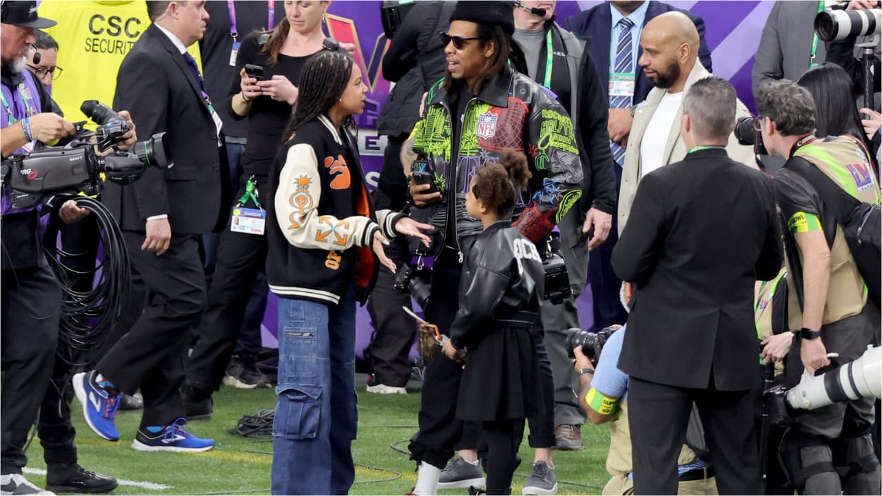 Jay Z no perdió la oportunidad de estar a pie de la cancha antes de que iniciara el juego.