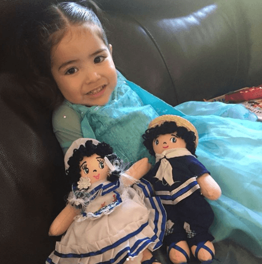 A Giulietta le encantan los disfraces y, vestida de la princesa Elsa de 'Frozen', se divierte jugando con sus muñecos.