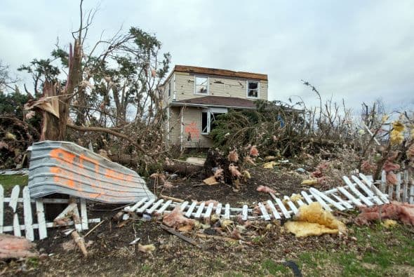 Dos personas perdieron la vida y sobre una veintena resultaron heridas luego del paso de fuertes tornados que tocaron tierra en los poblados de Rochelle y Fairdale a unas 80 millas al noroeste de Chicago la noche del jueves. Rescatistas continúan en la búsqueda de personas desaparecidas entre los escombros.