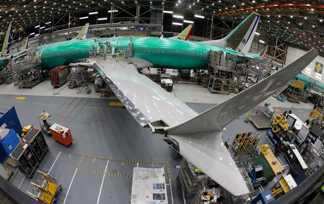 <b>Nuevos controles para los fabricantes de aviones en EEUU.</b> Un avión Boeing 737 MAX 8 en la línea de montaje de las instalaciones de Boeing en Renton, Washington. La Administración Federal de Aviación de EEUU (FAA) planea reformar su supervisión de las aeronaves luego que
<a href="https://www.univision.com/noticias/mundo/mundo/imagenes-del-accidente-aereo-en-el-que-murieron-157-personas-de-35-nacionalidades-en-etiopia-fotos">dos accidentes de aviones 737 Max de Boeing</a> generaron cuestionamientos sobre si la agencia se ha excedido al permitir que las compañías se regulen a sí mismas, de acuerdo con el testimonio de funcionarios gubernamentales ante una comisión del Congreso. 27 de marzo de 2019.
