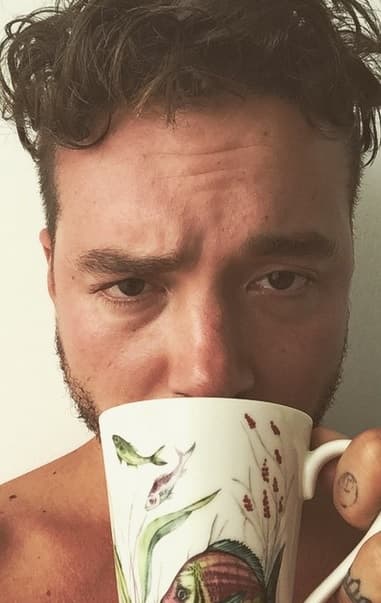 Otros usuarios se dedicaron a buscar fotos de los inicios del cantante y ponían cosas como: "Recuerda en tus inicios no eras ninguna belleza ,,, es solo un chiste jajajajaj".