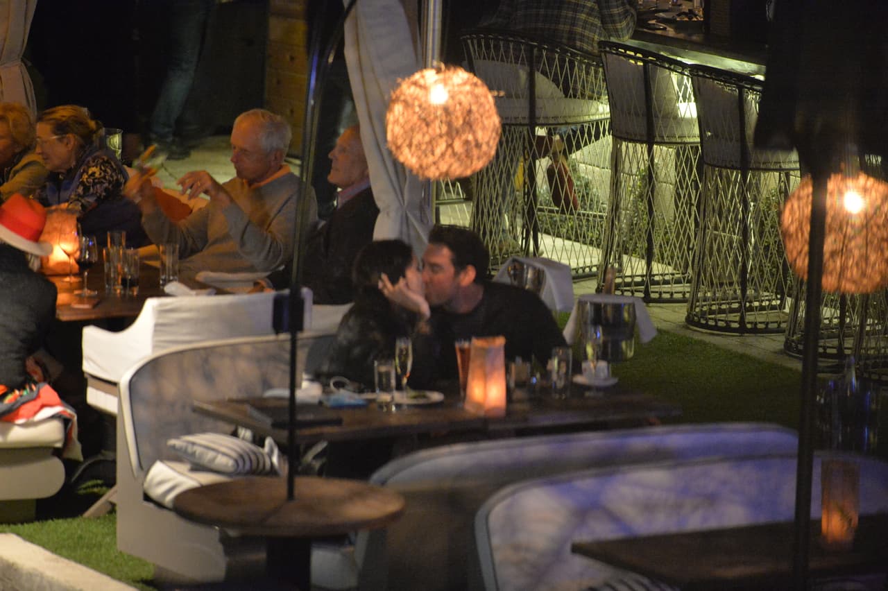 Adriana Lima rompió con el receptor de New England Patriots Julian Edelman hace sólo una semana. Sin embargo, se le vio besándose en un restaurante con el chico malo de los muchachos de Nueva York Mitch, Matt Harvey. Estas son las primeras fotos de la nueva pareja. La pareja llegó en yate y cenaron y tomaron champán por horas en el River Yacht Club el 15 de marzo de 2017, en Miami, Florida.