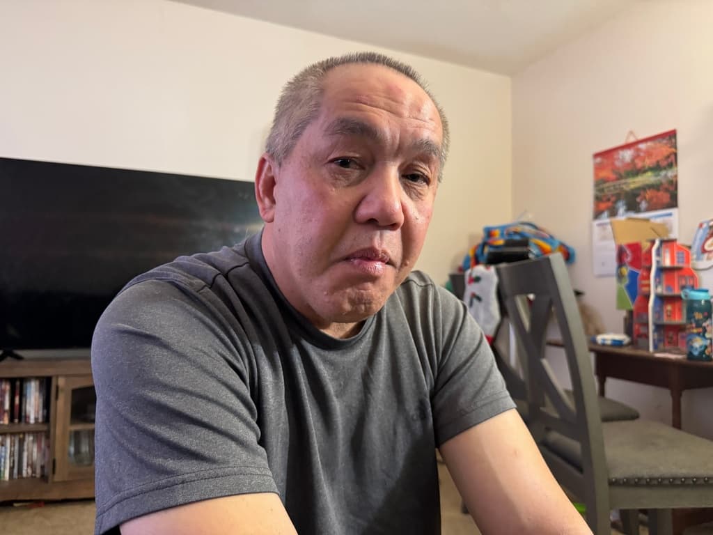 Chongly 'Scott' Thao, ciudadano estadounidense, en su casa en St. Paul, Minnesota, al día siguiente de que agentes federales derribaran su puerta y le detuvieran sin una orden de arresto.